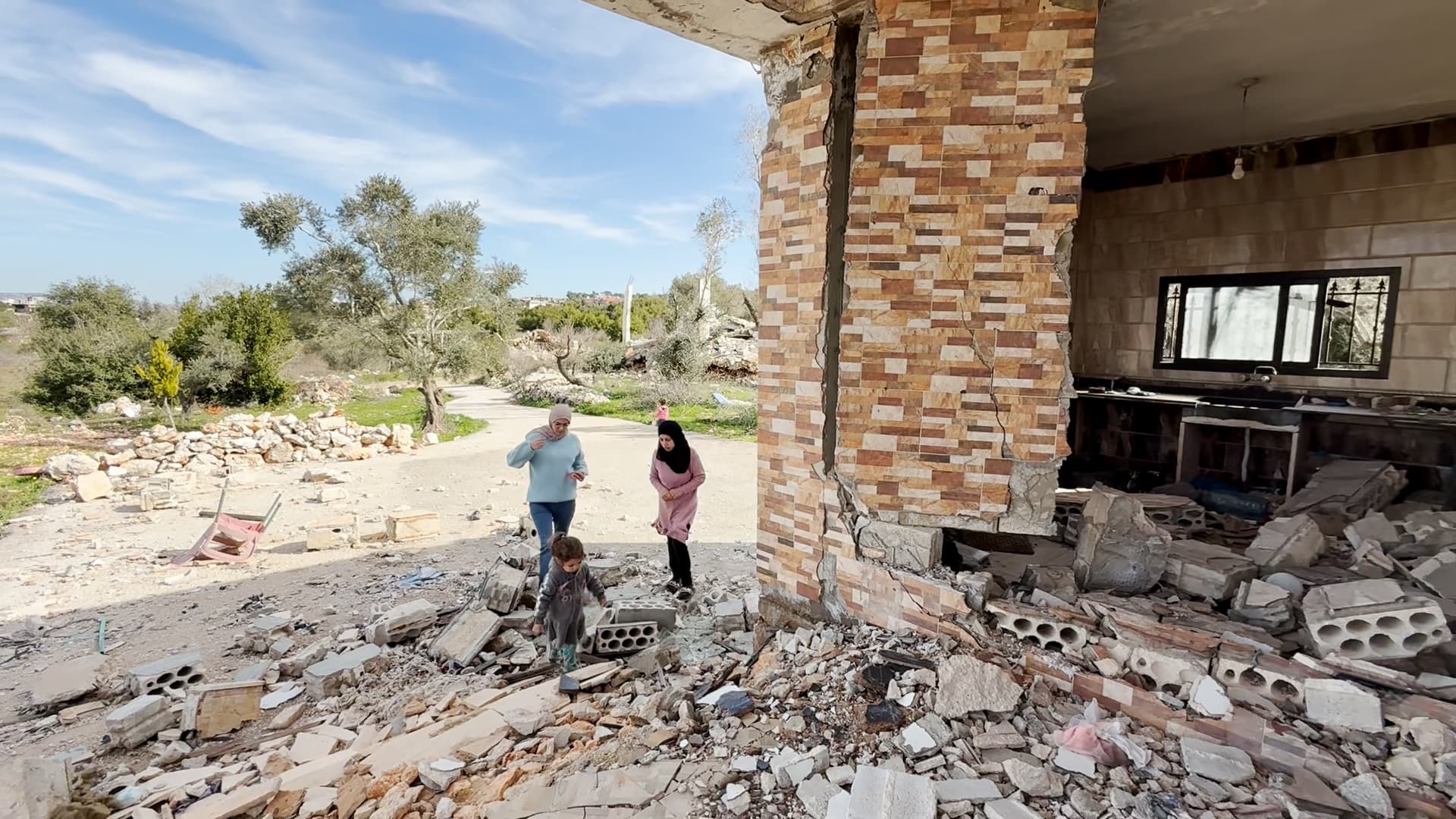 جرائم الاحتلال الصهيوني: رش مواد كيميائية سامة في لبنان