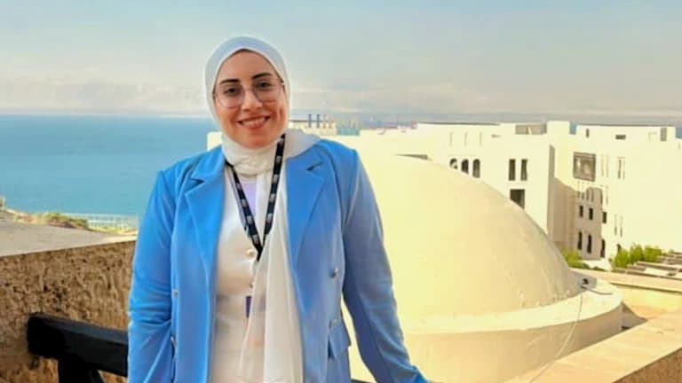 صحفية جزائرية تحصد جائزة الضوء الساطع في مؤتمر الصحافة الاستقصائية